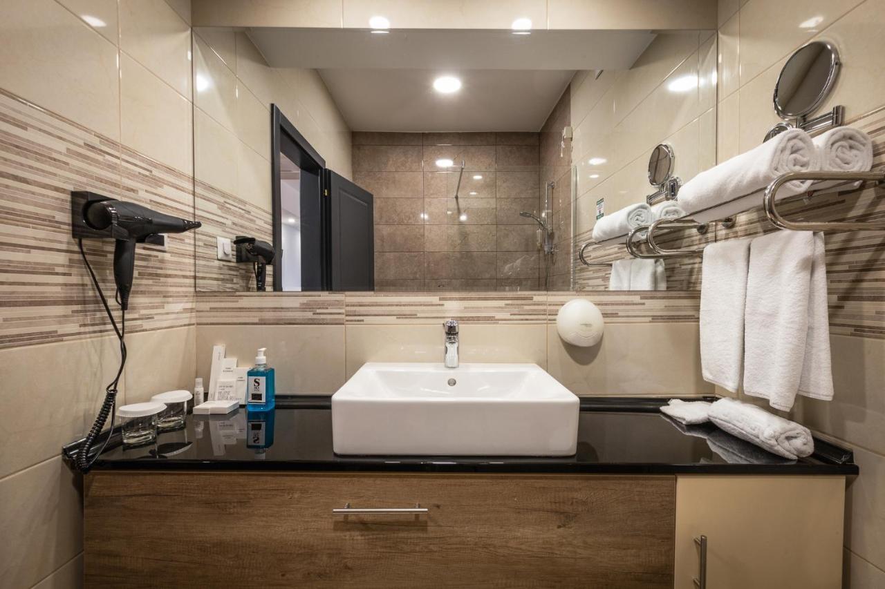 Hotel Sky Γευγελή Εξωτερικό φωτογραφία Bathroom in a hotel