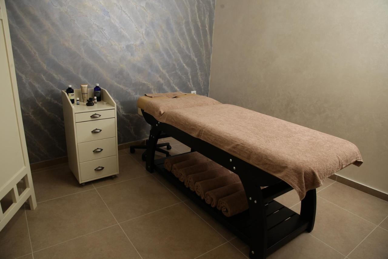 Hotel Sky Γευγελή Εξωτερικό φωτογραφία Massage table