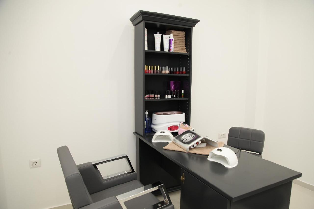 Hotel Sky Γευγελή Εξωτερικό φωτογραφία A consultation room at a salon
