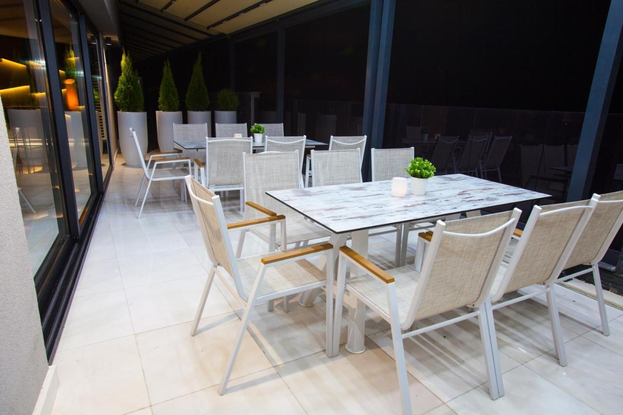 Hotel Sky Γευγελή Εξωτερικό φωτογραφία A patio set